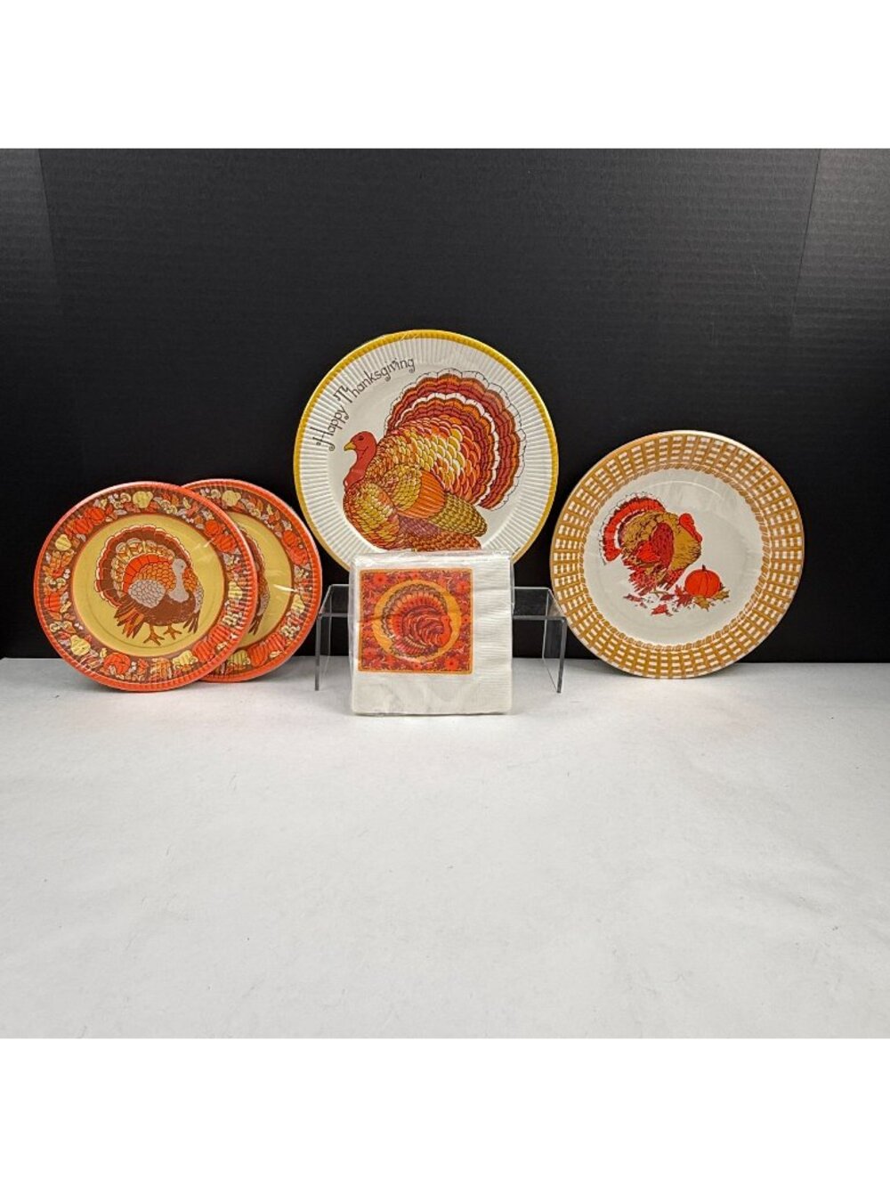 Vintage Mixed Lot of NEW Thanksgiving Plates and Napkins Lot of 5